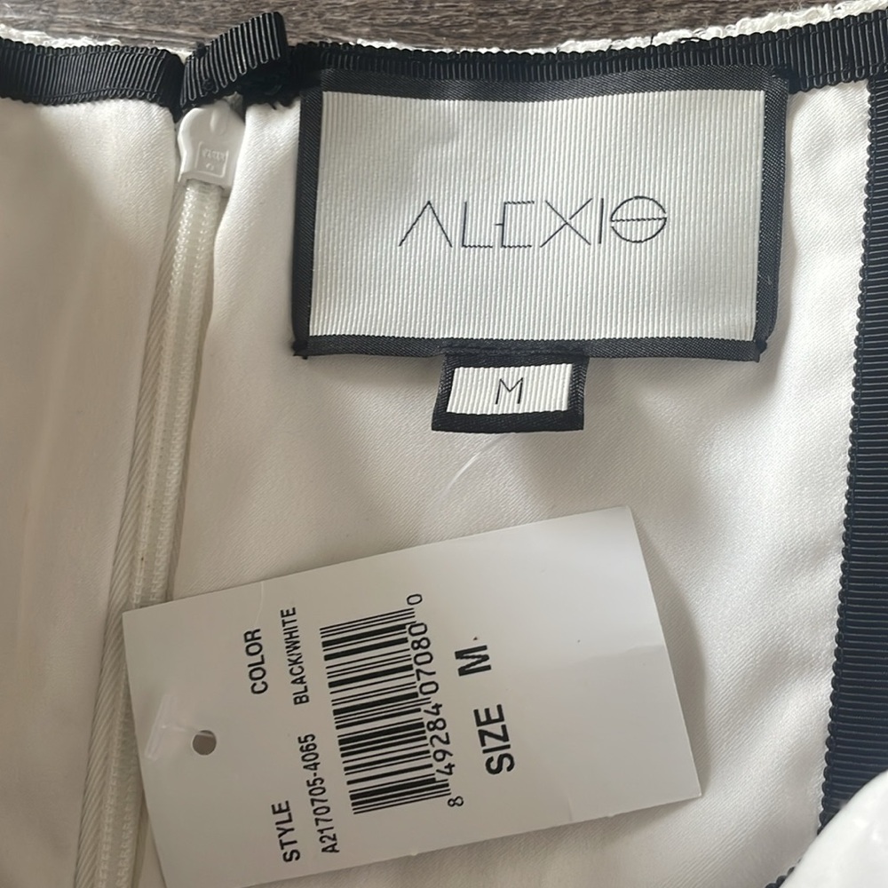 NWT Alexis Lace strapless Romper - Picture 2 of 3